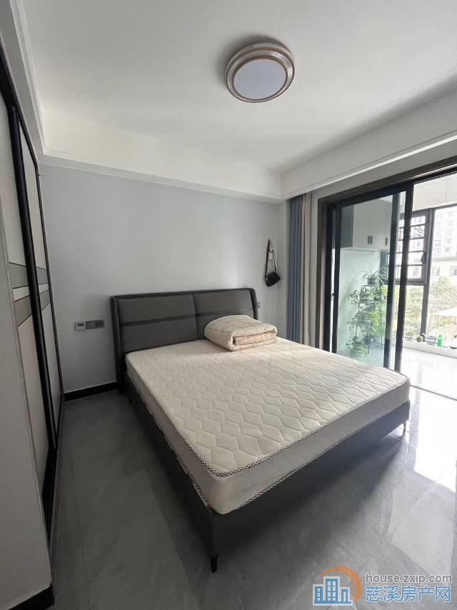 阅江府边套自住精装133平228万满2年