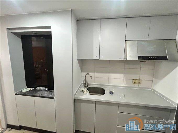 中央大厦南楼朝南63平精装1600元