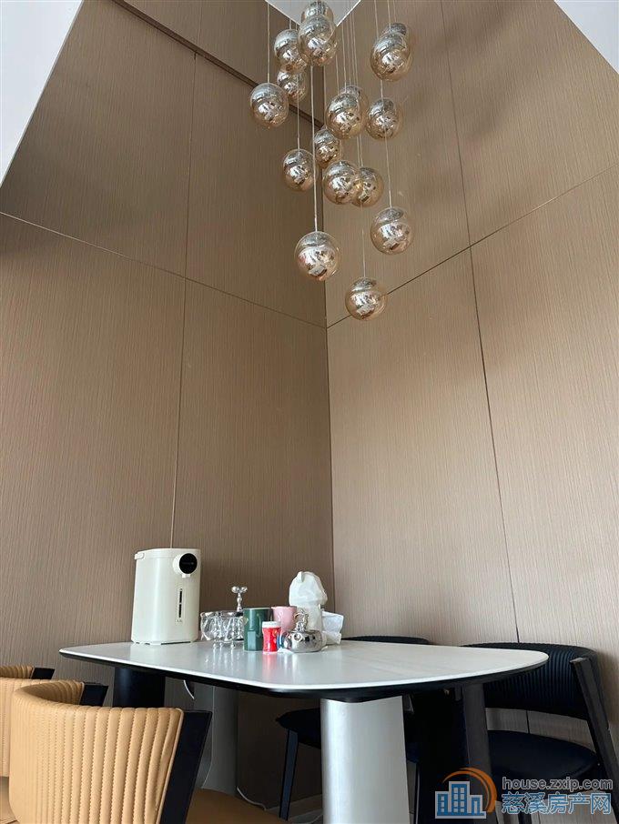 水映天成 复式公寓精装