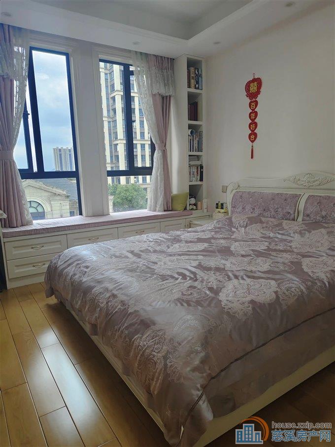 天悦湾花苑 豪装200平方248万中庭位