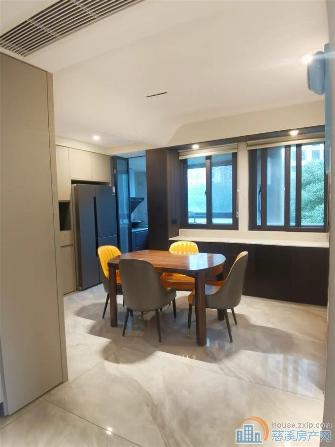 嘉景园 精装161平方208万带车位