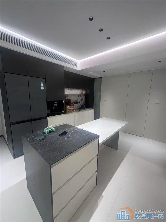 万固西区143平中上楼层朝南精装320万