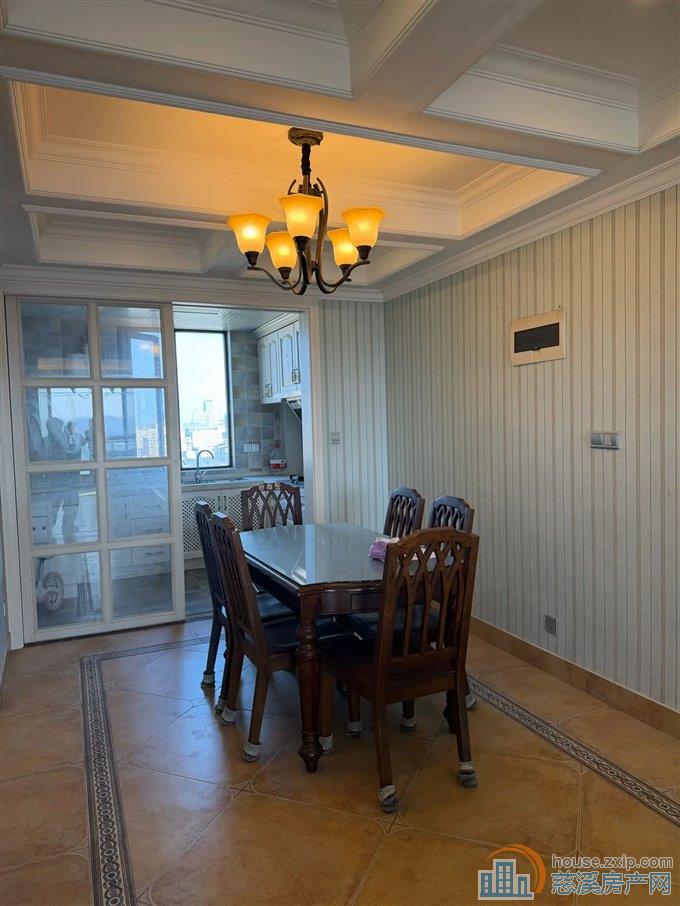 嘉景苑 141平精装 送车位，170万