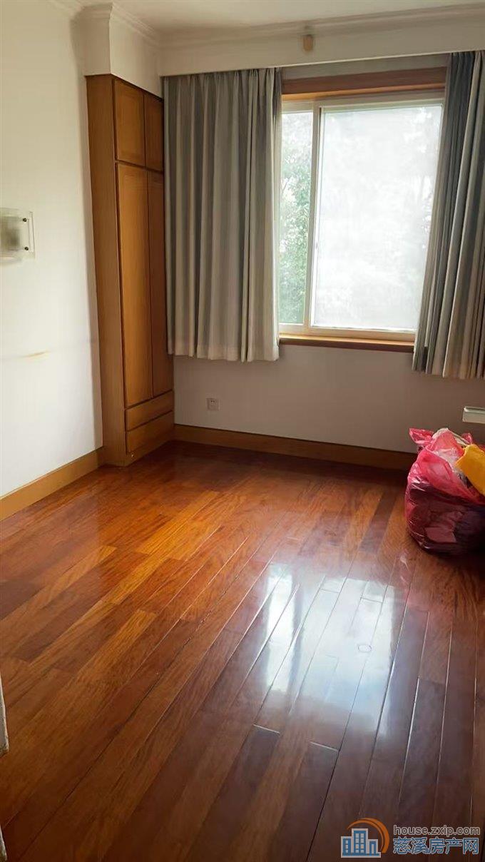 东兴苑南区中层151平方米，142万