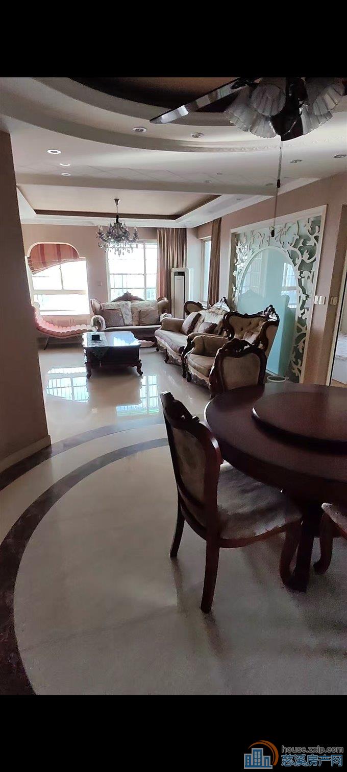 丽都苑三室128平带车位2900/月