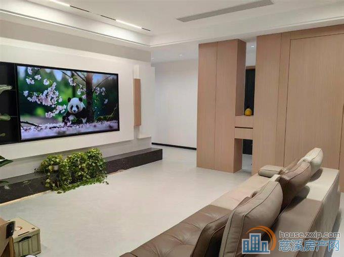 云逸里豪装3室2厅1书房7500首次出租