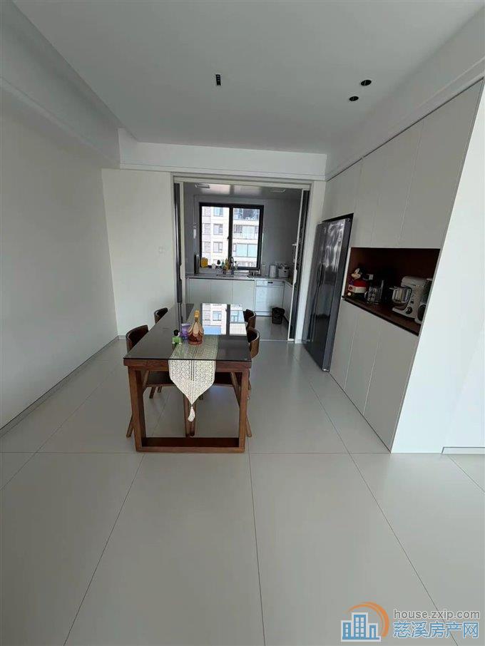 珑玥府143平298万豪装送车位