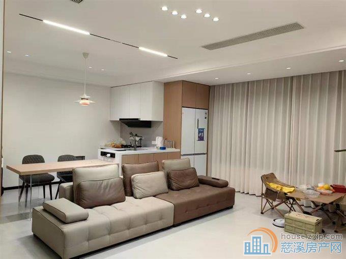 云逸里豪装3室2厅1书房7500首次出租