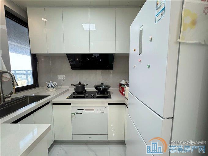 红星天铂佳苑93平99.8万精装送车位