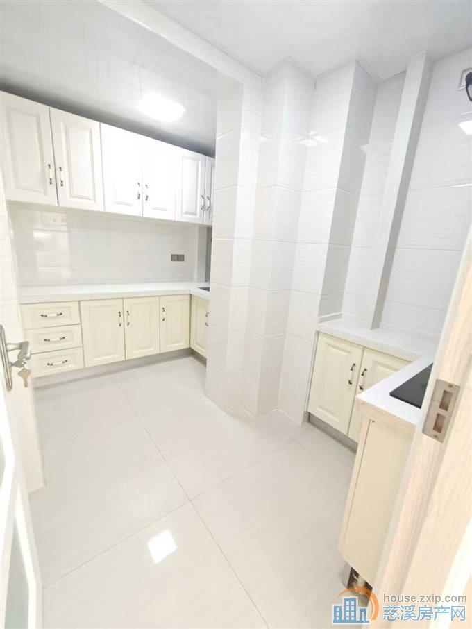 白金湾132平方精装三室二卫129.8万