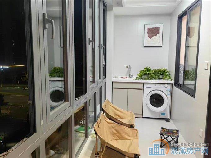 云逸里豪装3室2厅1书房7500首次出租