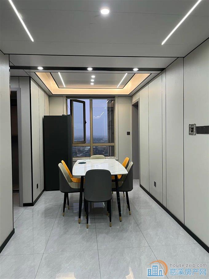 伊顿花苑129平150万全新精装修