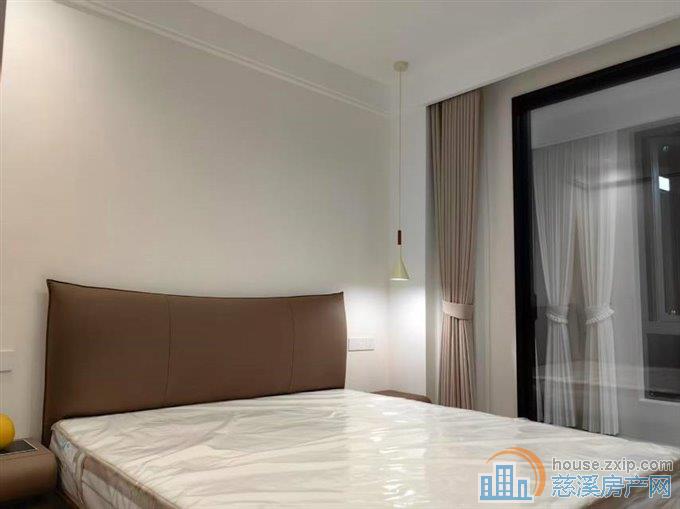 云逸里豪装3室2厅1书房7500首次出租