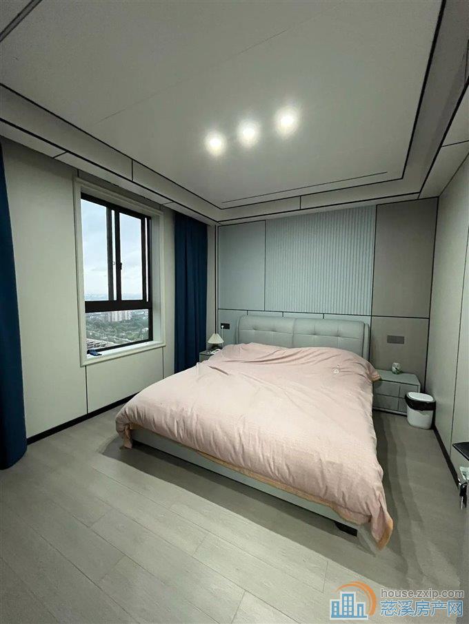 伊顿花苑129平150万全新精装修