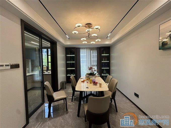 珑玥府143平288万精装修送车位