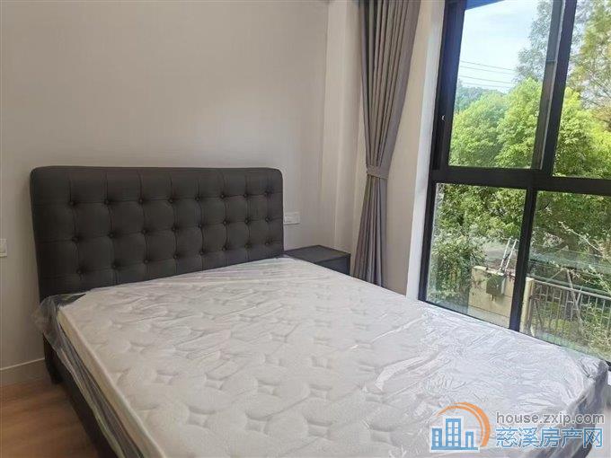 江南大院130平精装四室二卫5800元