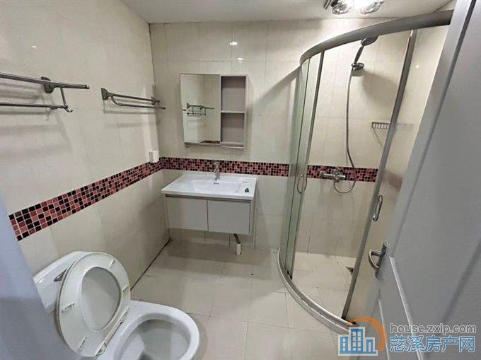 中央大厦南楼朝南63平精装1600元