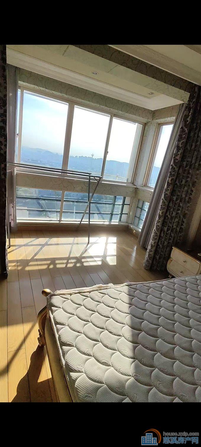 丽都苑三室128平带车位2900/月