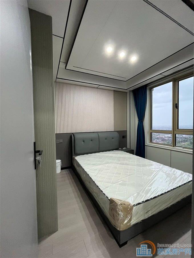 伊顿花苑129平150万全新精装修