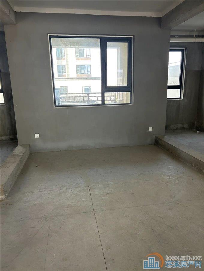 锦尚府143平仅230，满2年带车位。