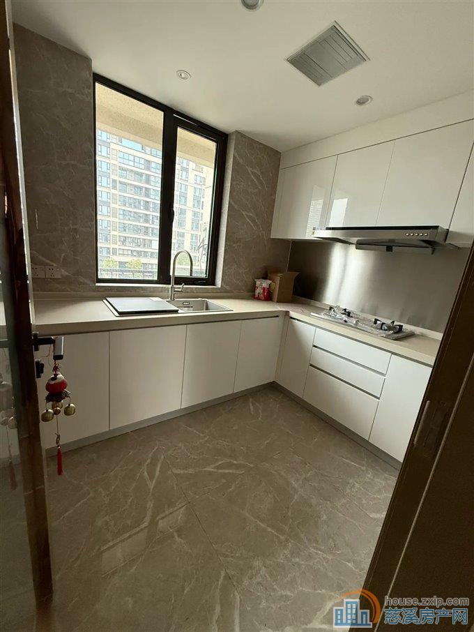 中海湖心半岛，125平230万精装修