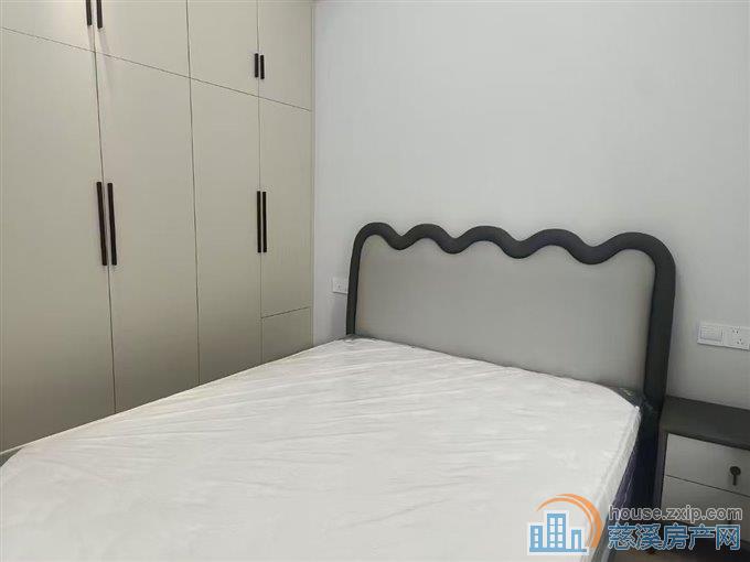 江南大院130平精装四室二卫5800元