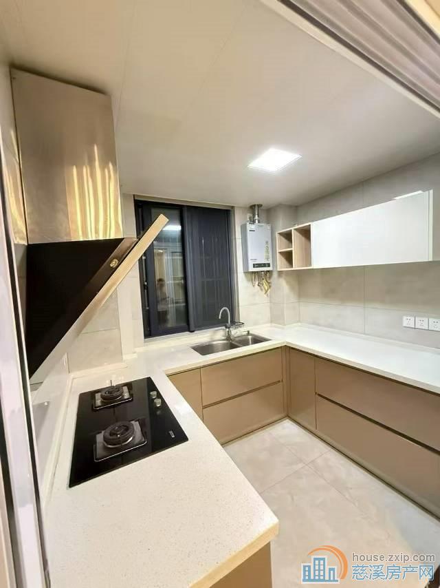 阅江府131平精装好楼层215万2年到