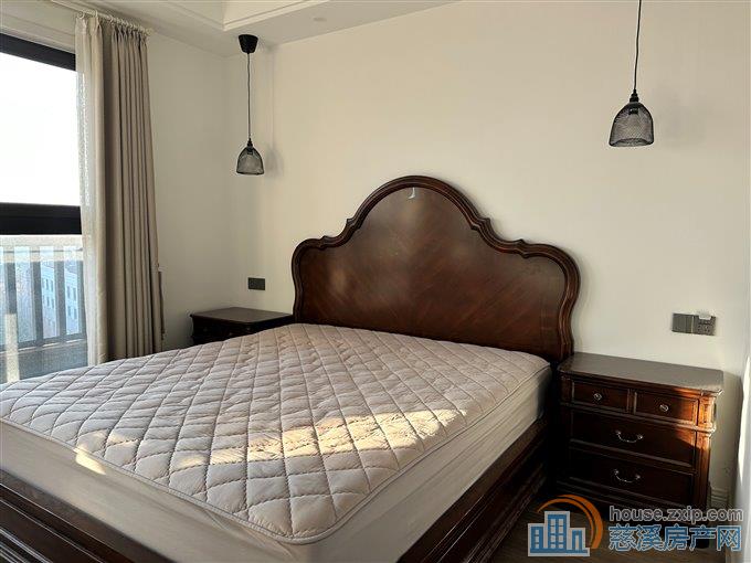 金仕华庭中高层自住精装二室3000元