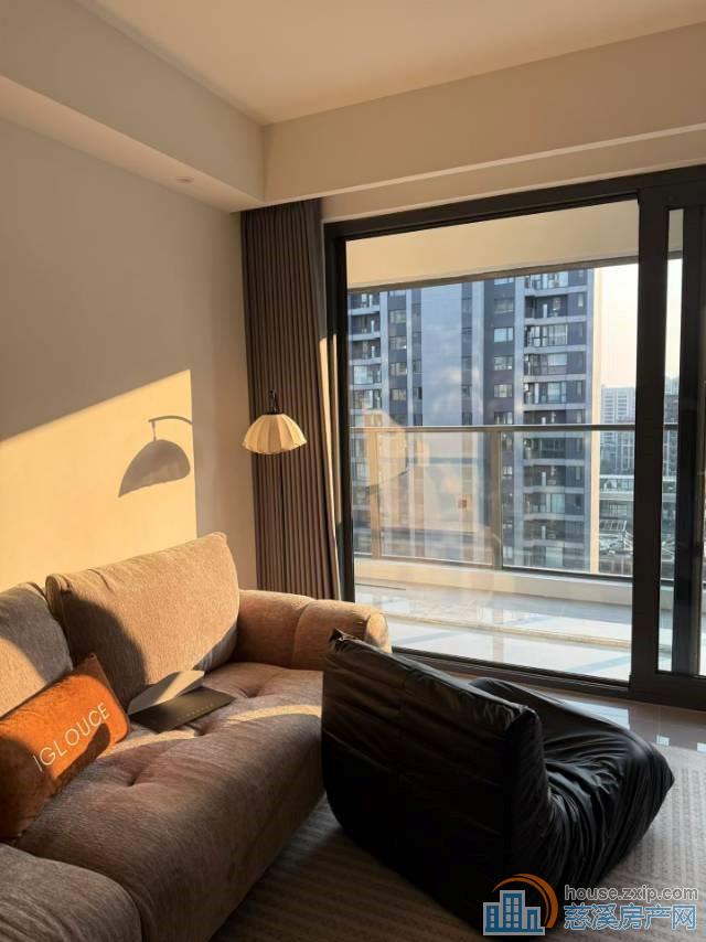 湖樾云著三室二厅两卫自住精装带车位