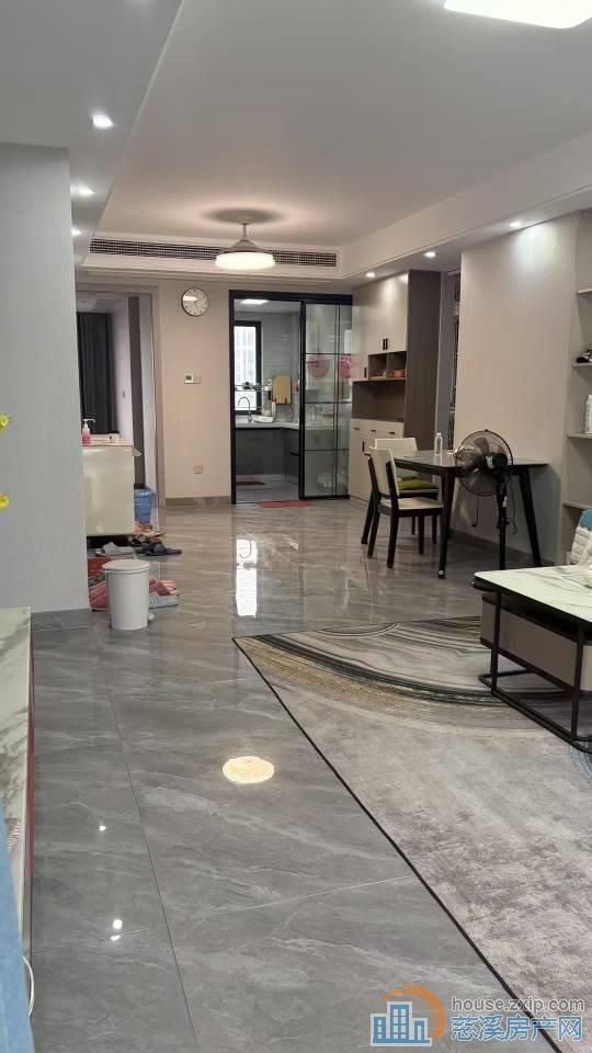 阅江府131平精装好楼层215万2年到