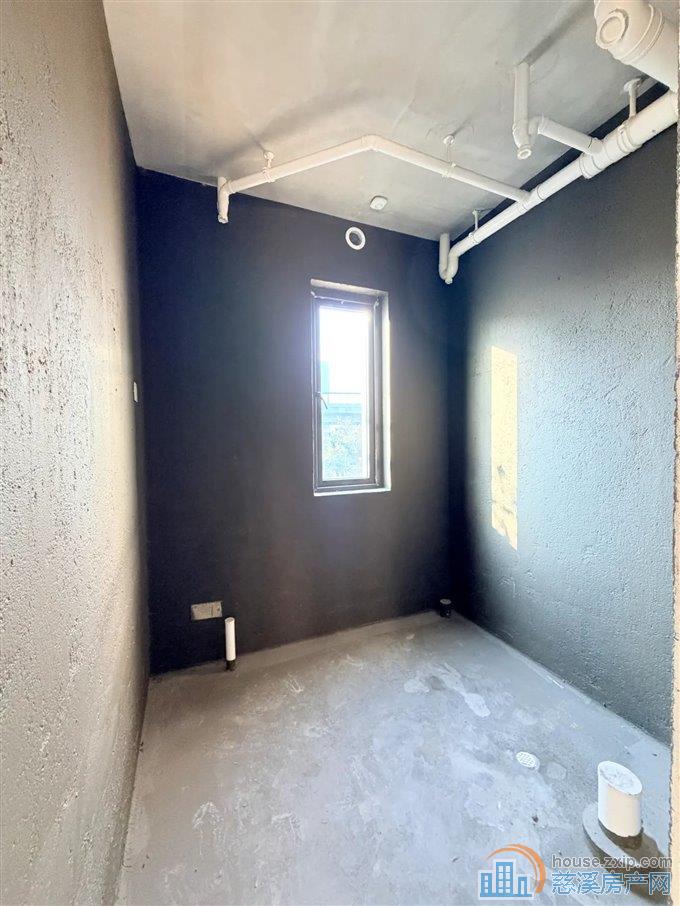 上东宸府95平，155万带车位