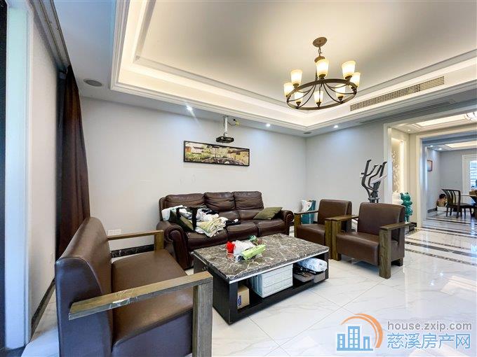 出租绿城诚园196平5800每月