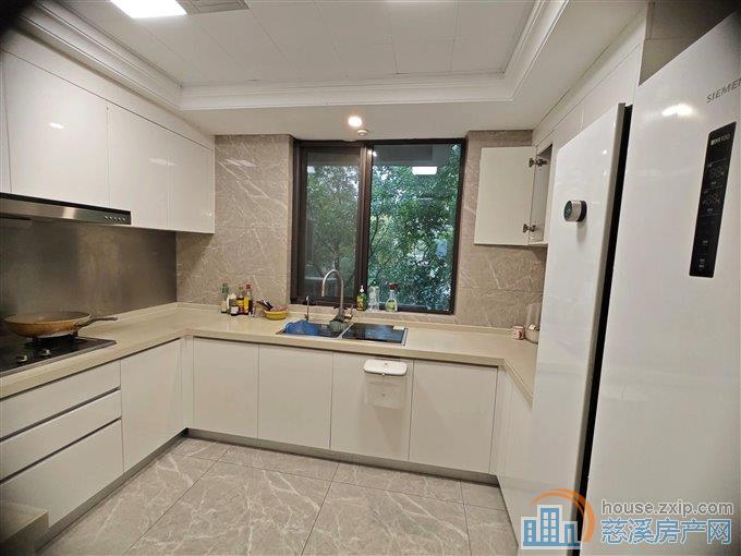 中海湖心半岛 精装130.4平228万