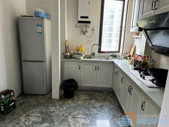 出租界牌新村141平3300每月