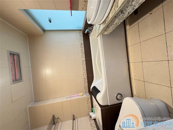 集贤斩中上层152平精装三室3500元 