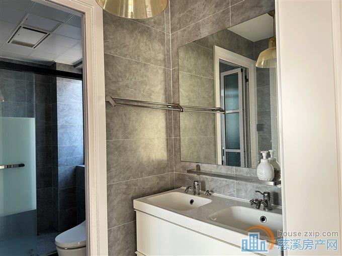 金仕华庭中高层自住精装二室3000元