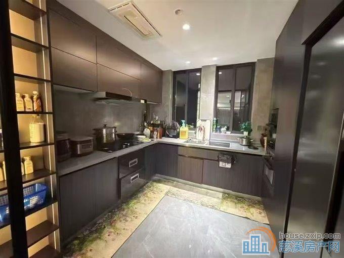 鸣北小区
面积152平，凤凰楼层178万