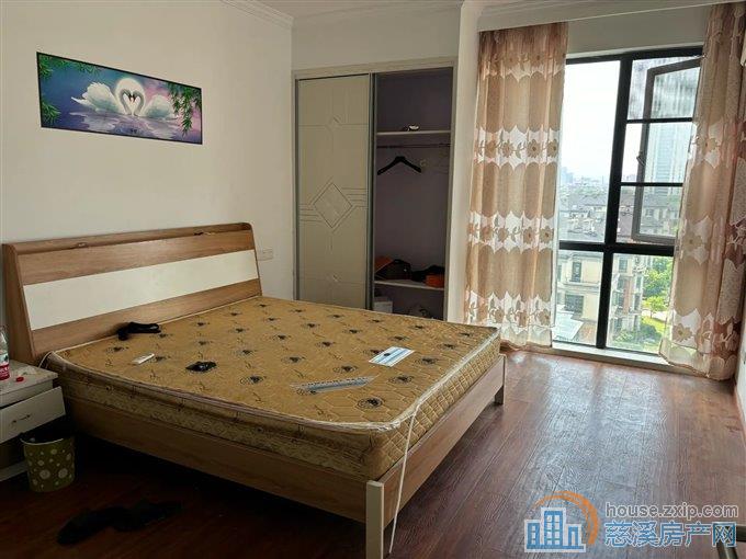 出租界牌新村141平3300每月