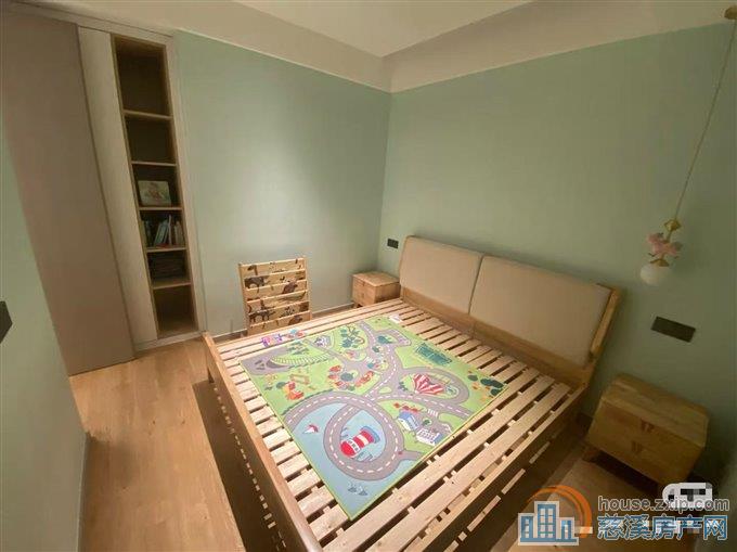 江南大院130平精装三室5000元有车位