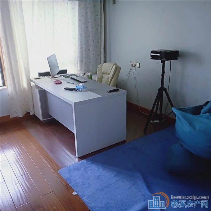 城西柏顿家园精装四室有车位2800元