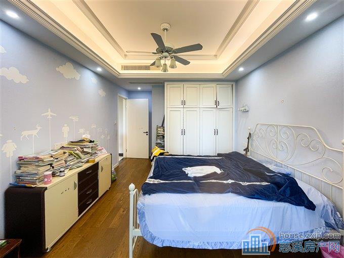 出租绿城诚园196平5800每月