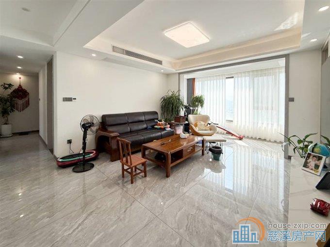 梧桐府精装 143平送车位 166万