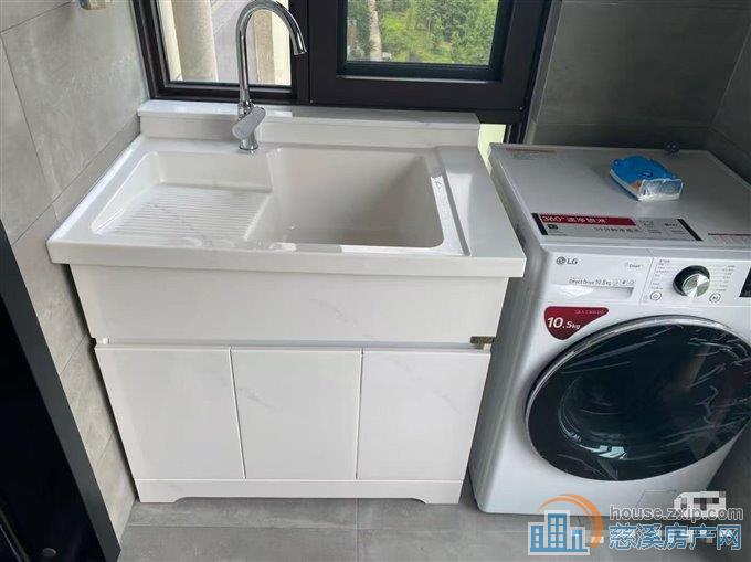 江南大院130平精装三室5000元有车位