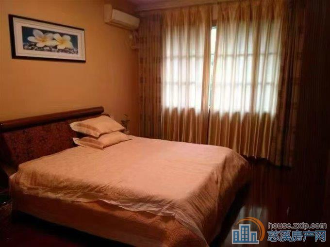 金旦花园走楼梯一楼95平带储藏间精装