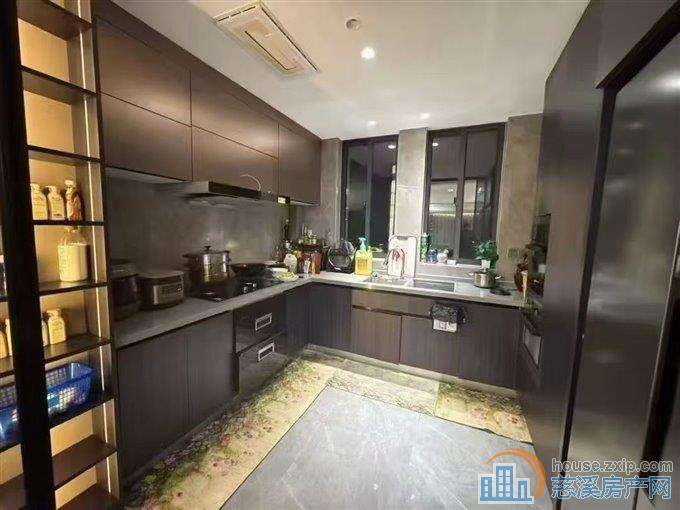 急卖出售鸣北小区面积152平豪装178万