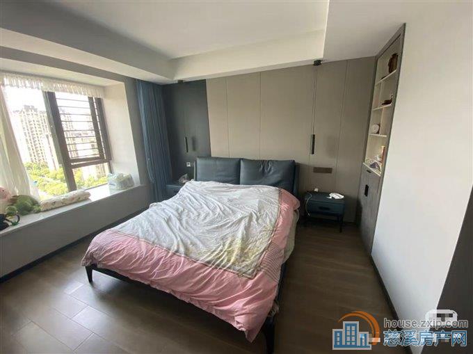 江南大院130平精装三室5000元有车位