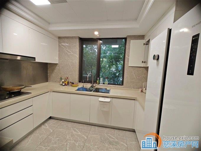 中海湖心半岛 精装130平228万