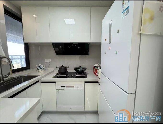 天铂佳苑93平中间层精装带车位99.8万