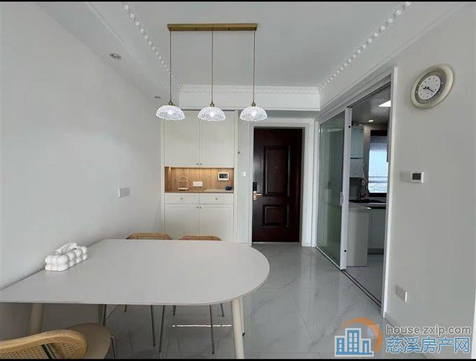 天铂佳苑93平中间层精装带车位99.8万