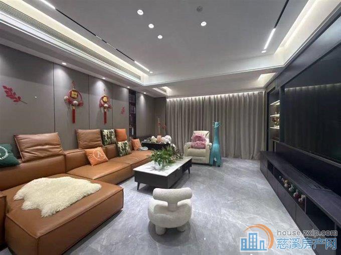 鸣北小区
面积152平，凤凰楼层178万